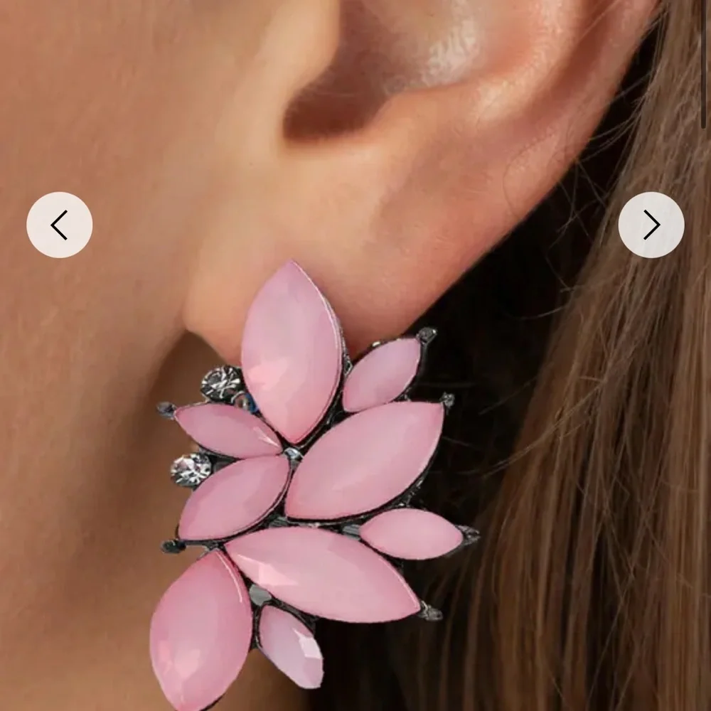 2/$30🌵 Light Pink Rhinestone Leaf Crescent Cluster Earrings Vintage Style NEW